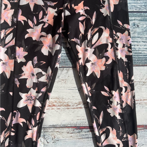Victoria’s Secret Floral Black and Pink Leggings with Pockets EUC - Picture 4 of 11